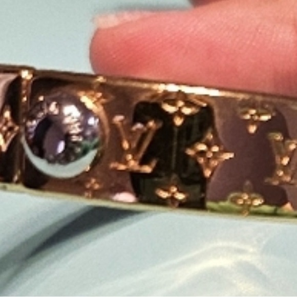 Louis Vuitton Cuff Nanogram #LE0261 Bracelet
Bangle Gold Color Arm $2,500 Small - Picture 8 of 8